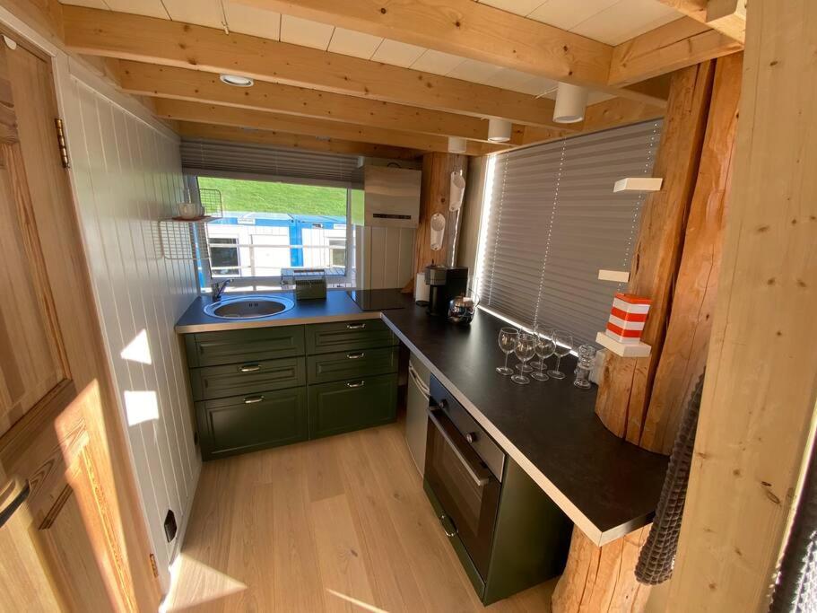 Minihus Med Drommeutsikt Til Sunnmorsalpene Apartman Aure  Kültér fotó